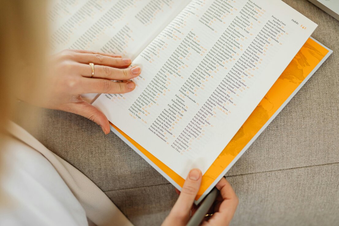 Person schreibt Protokoll mit Stift und Block